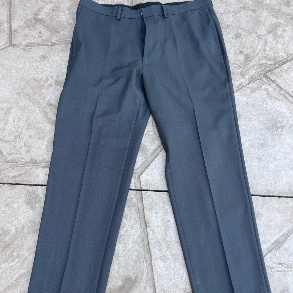 HAGGAR TAILORED SUIT PANT. CONDITION IS USED, LIGHTLY. SZ 36x32.